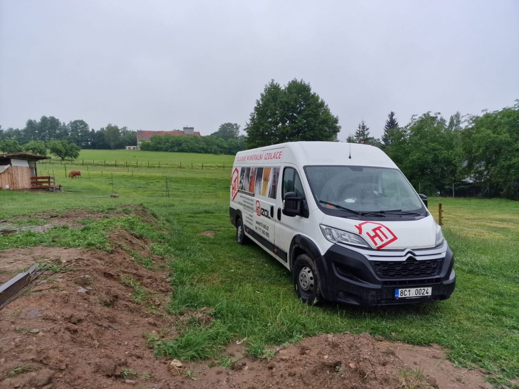 Zateplení rodinného domu foukanou izolací