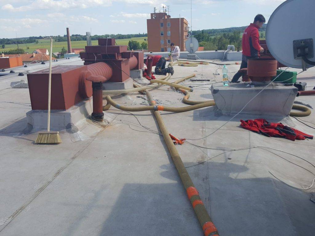 Zateplení panelového domu pomocí foukané izolace