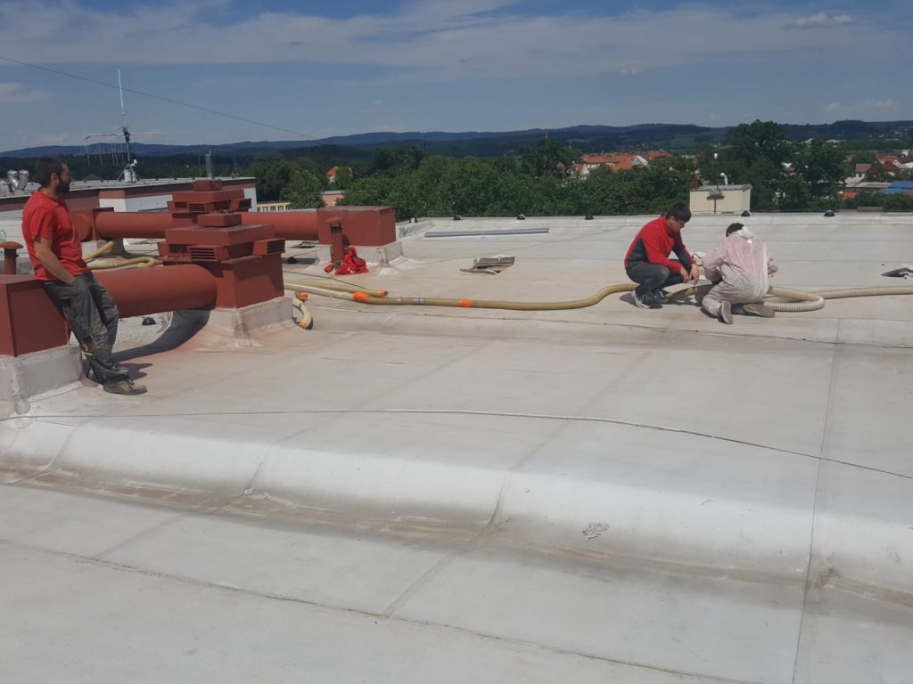 Zateplení panelového domu pomocí foukané izolace