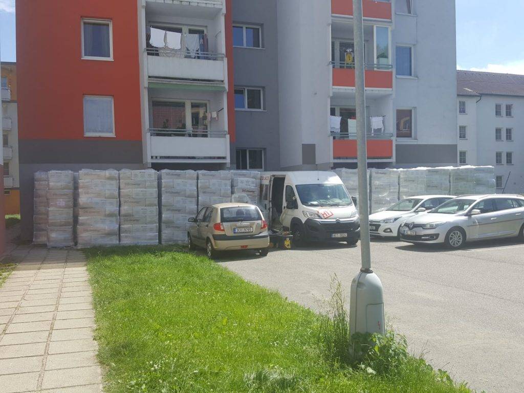 Zateplení panelového domu pomocí foukané izolace