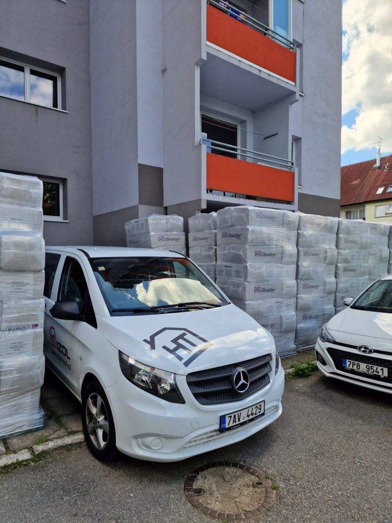 Zateplení panelového domu pomocí foukané izolace