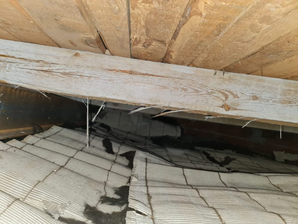 Doplnění foukané izolace v rodinném domě Sezimovo Ústí