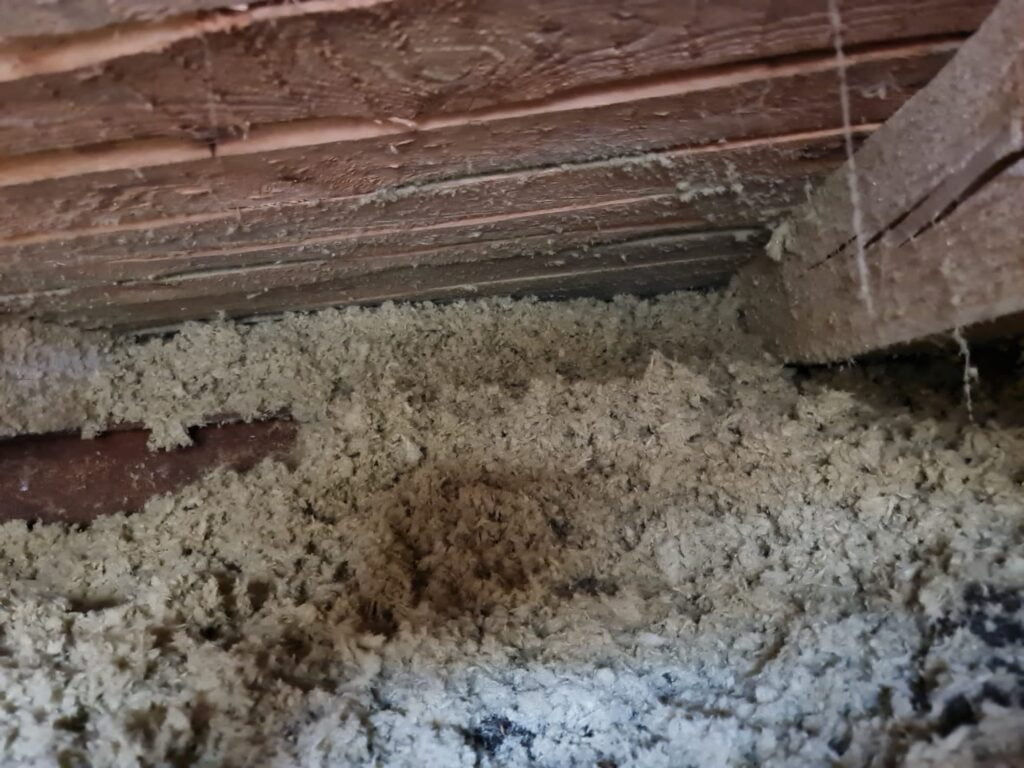 Doplnění foukané izolace v rodinném domě Sezimovo Ústí